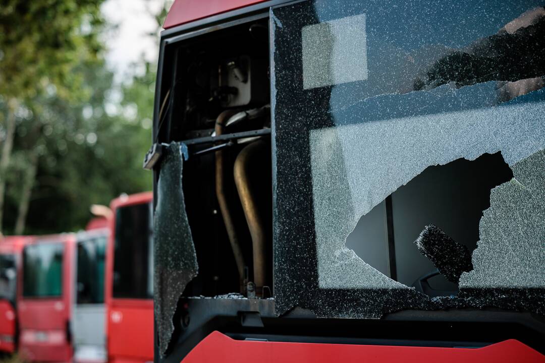 Vilniuje, kaip įtariama, apšaudyti 25 miesto autobusai