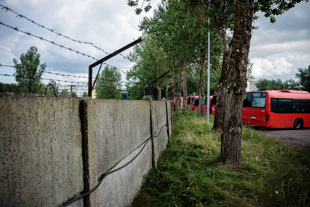 Vilniuje, kaip įtariama, apšaudyti 25 miesto autobusai