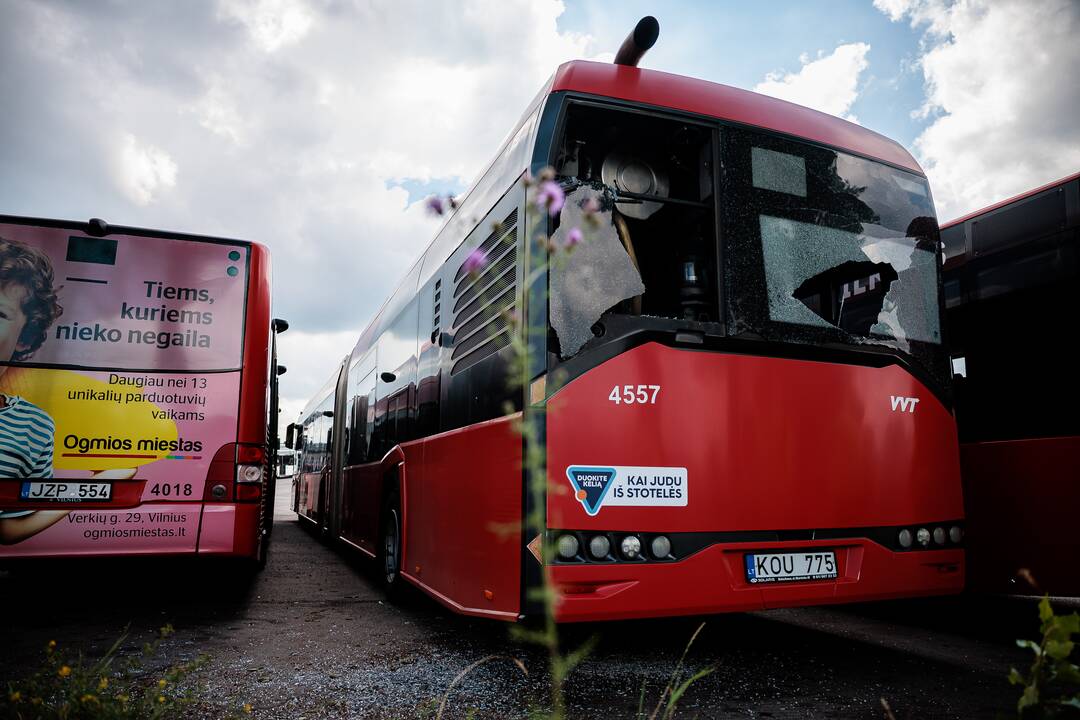 Vilniuje, kaip įtariama, apšaudyti 25 miesto autobusai