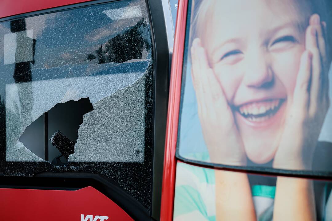 Vilniuje, kaip įtariama, apšaudyti 25 miesto autobusai