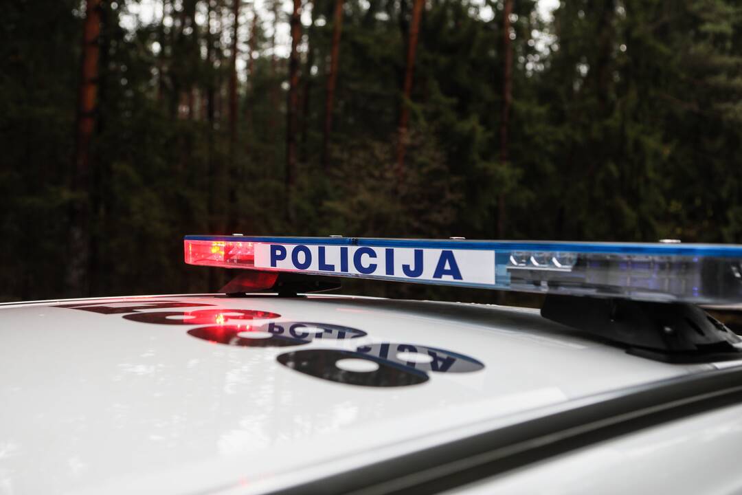 Vilniuje į viešojo transporto stotelę įlėkęs automobilis partrenkė dvi merginas: viena žuvo