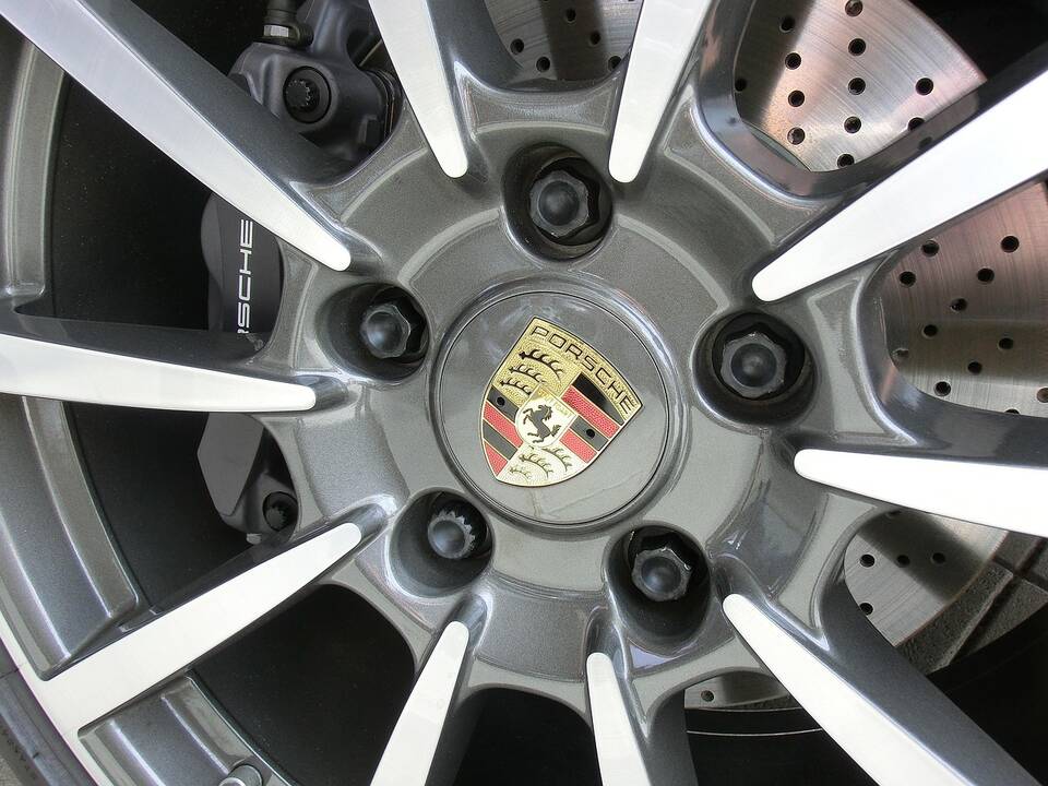 „Porsche“ pelnas sunyko daugiau nei 70 procentų