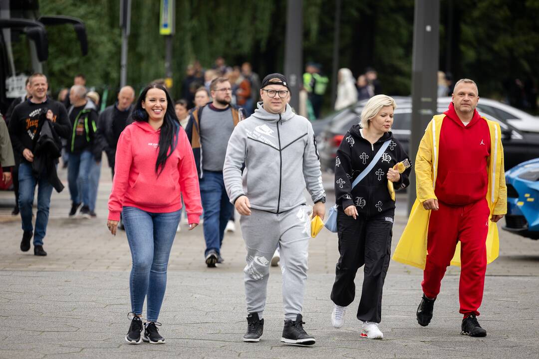 Žmonės renkasi į „Guns N’ Roses“  koncertą