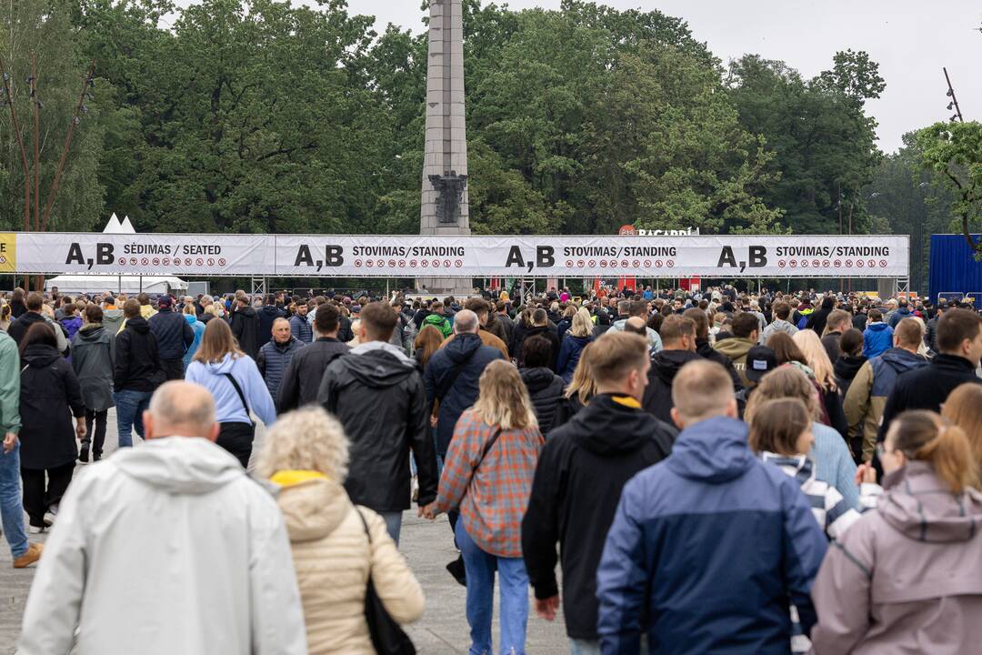 Žmonės renkasi į „Guns N’ Roses“  koncertą