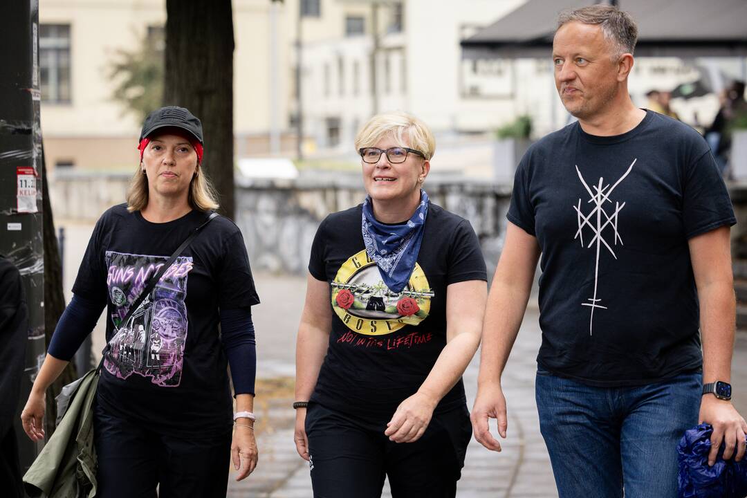 Žmonės renkasi į „Guns N’ Roses“  koncertą