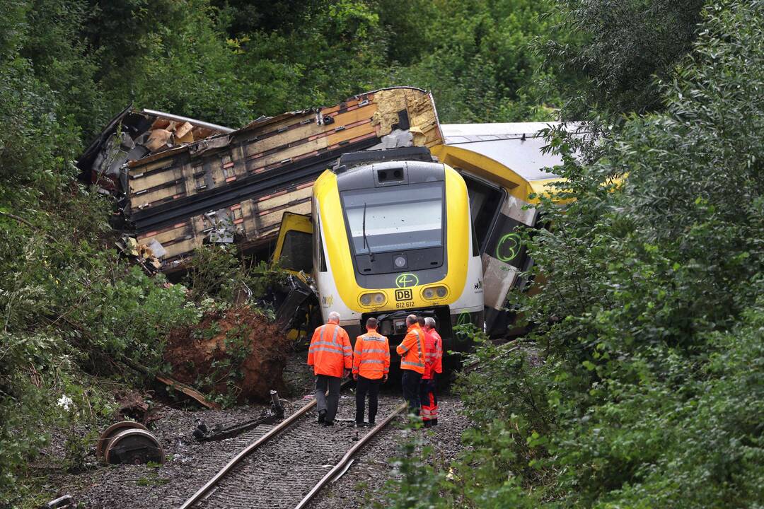 Traukinys Vokietijoje nuvažiavo nuo bėgių, manoma, dėl persipildžiusios kanalizacijos