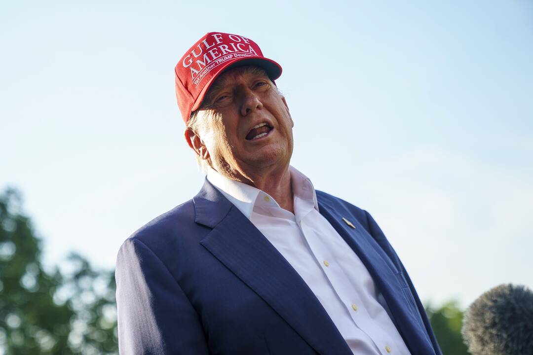 Trumpas sako apsvarstysiantis galimybę deportuoti Muską