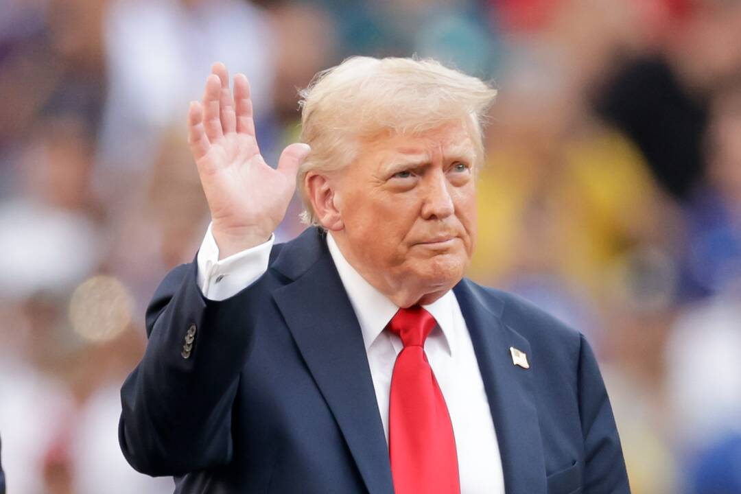 Trumpas skelbia apie „didžiulį“ prekybos susitarimą su Japonija