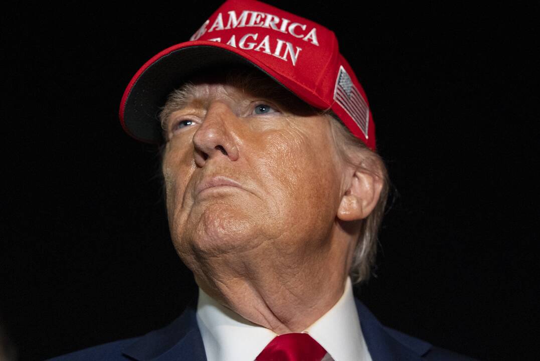 Trumpas pareiškė, kad Vašingtonas suteikė Ukrainai per daug ginklų