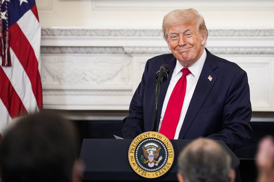 Kinija piktinasi Trumpo grasinimu muitais Rusijos sąjungininkėms
