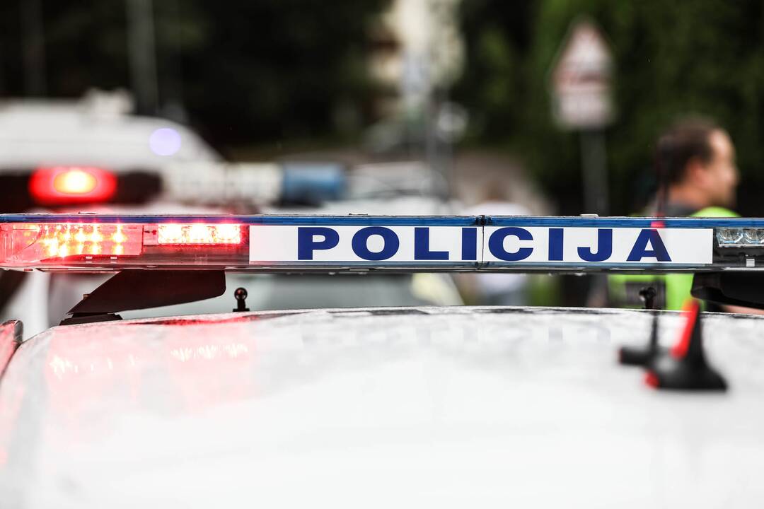 Moterį partrenkęs „Toyota Prius“ vairuotojas paspruko iš įvykio vietos: ieškomi liudininkai