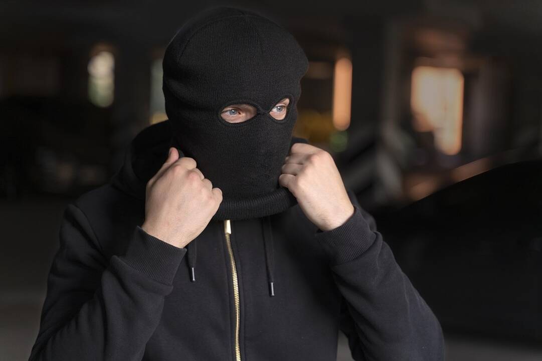 Eilinė diena panevėžietei virto košmaru – vidury dienos kaukėti plėšikai nusiaubė namus