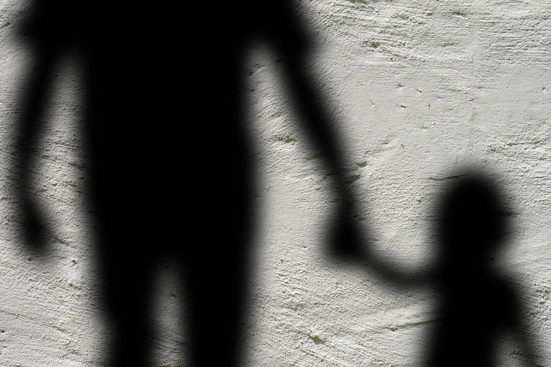 Porai, kuri kelis metus laikė įkalinusi namuose savo vaikus, gresia ilgi kalėjimo metai