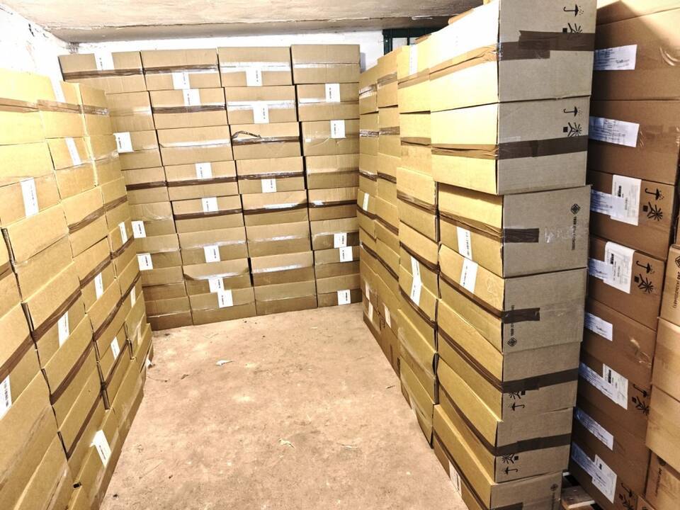 Milijoninę cigarečių kontrabandą praleidusiam muitininkui – Temidės kirtis