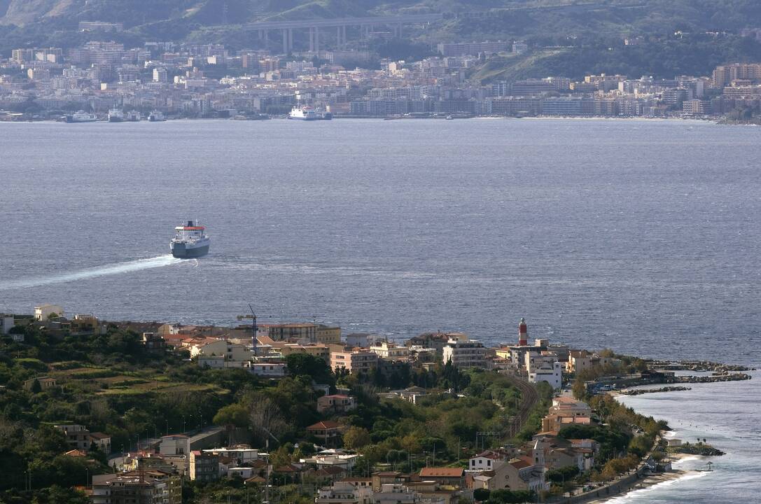 Šuolis: naujasis tiltas sujungtų Faro kyšulį Sicilijoje ir Pezo kyšulį žemyninėje Italijoje.