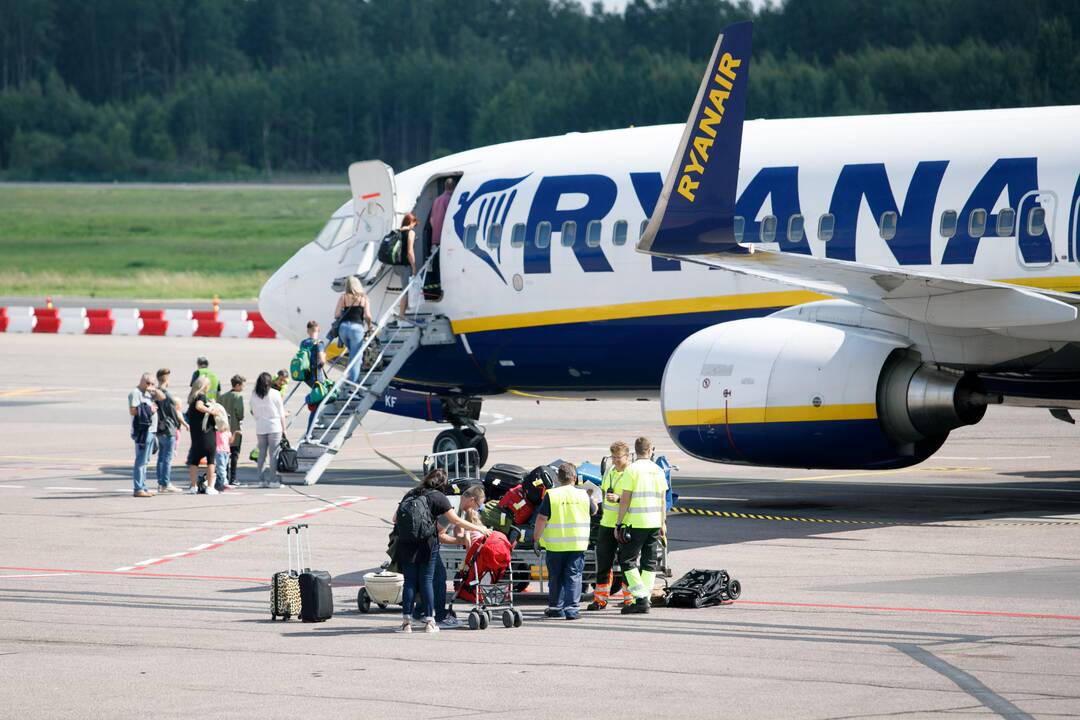 „Iš lėktuvo neišleidžia daugiau nei 30 min.“: keleiviai prašo atsakymų – kas vyksta?