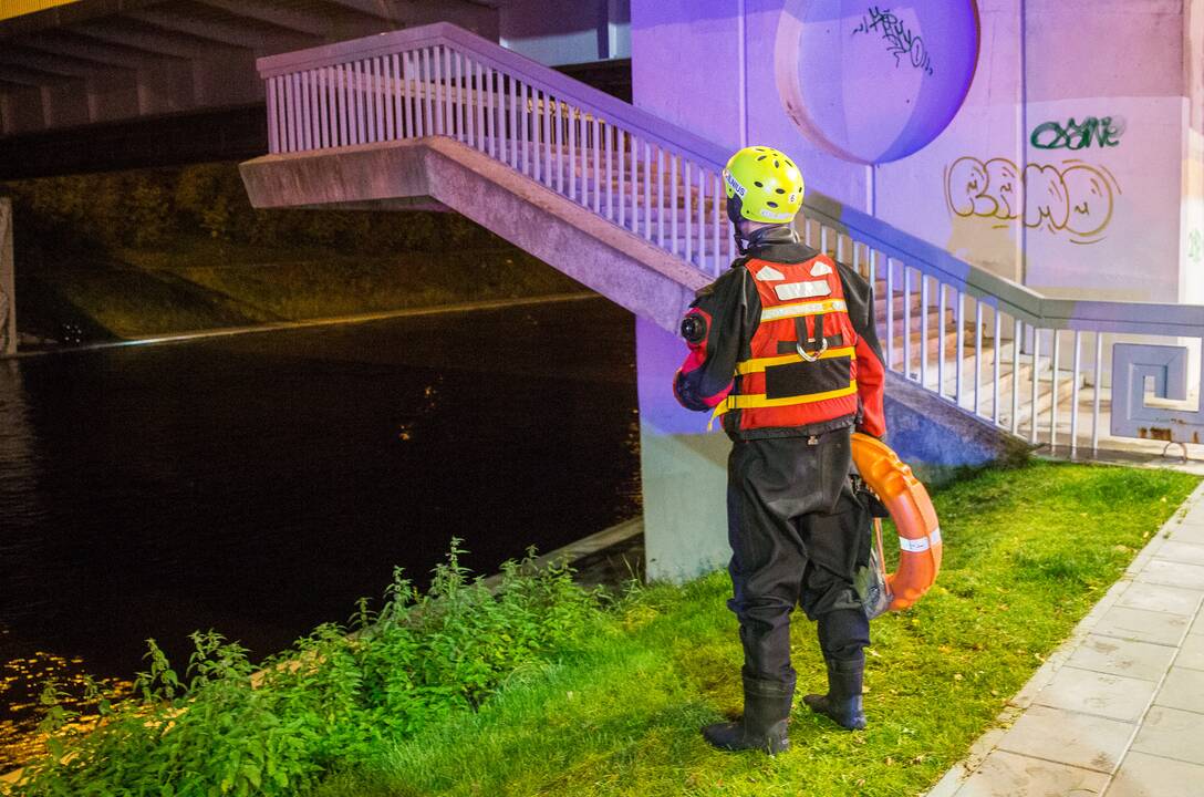 Nelaimė Vilniuje: į Nerį įkrito vyras