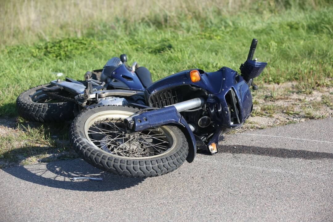 Nuo motociklo nukrito ir susižalojo 14-metis keleivis