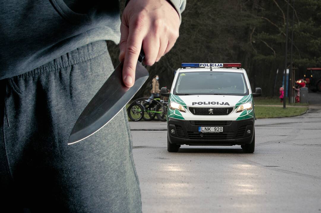 Autobusų stotelėje į pareigūną metė peilį