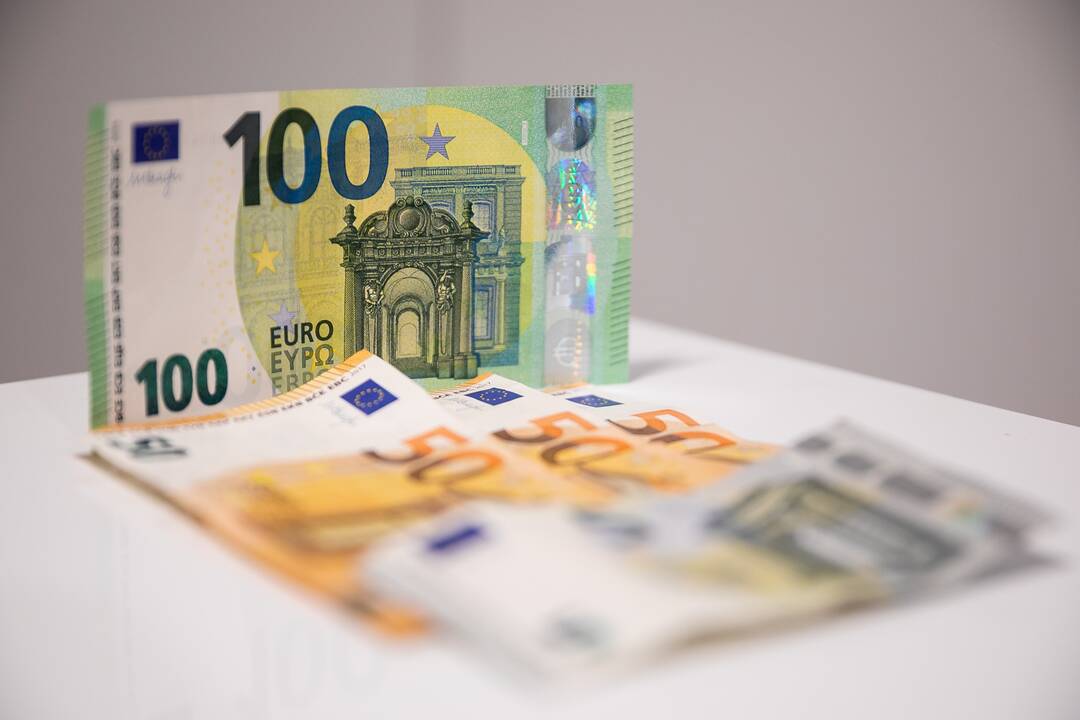 Ant Vyriausybės stalo – siūlymas didinti atsiskaitymų grynaisiais ribą