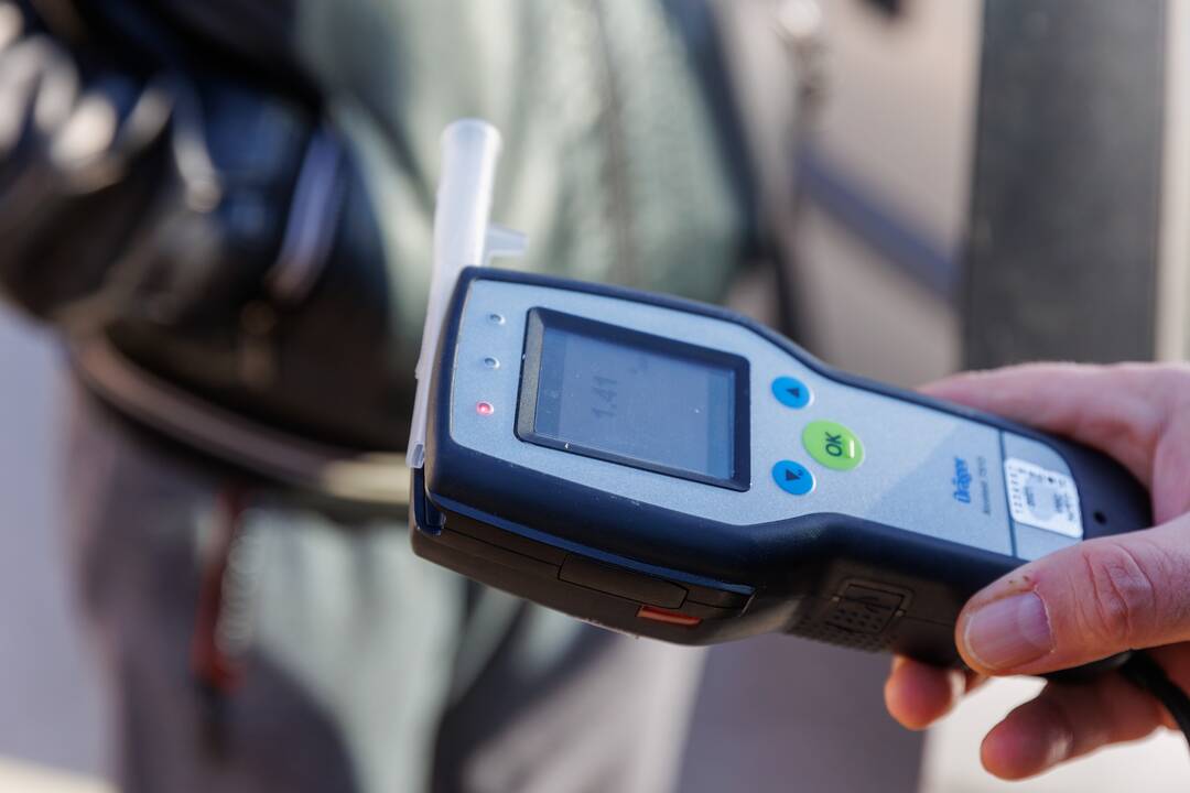 Teisės vairuoti neturintis neblaivus vyras automobiliu kliudė tris transporto priemones