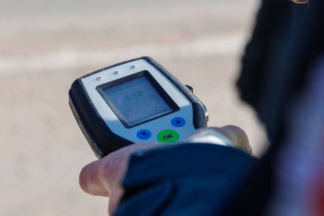 Girtutėlis „Audi“ vairuotojas išsidavė pats: pamatęs policijos automobilį staiga sustojo