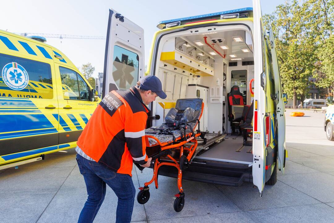 Bernvakaris vos nesibaigė tragedija: iš važiuojančio automobilio iškrito vyras