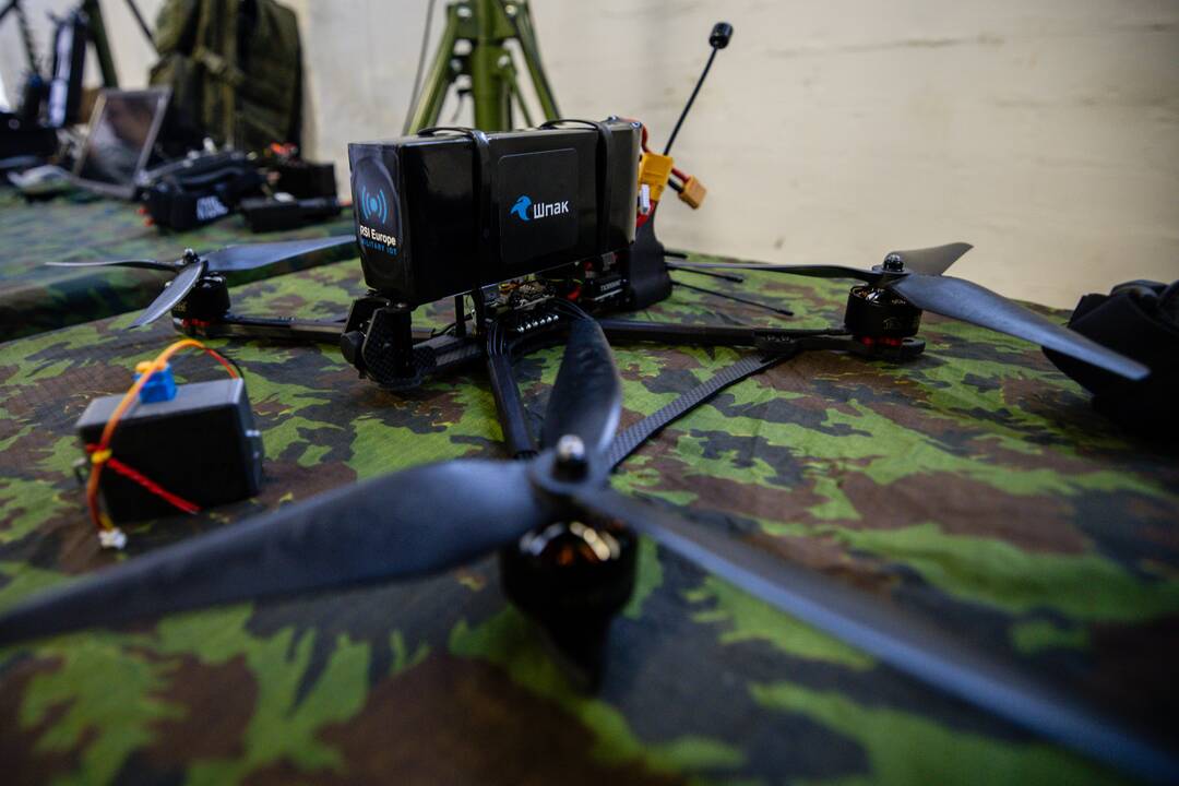 Siūlo sukurti „dronų sieną“: pirmasis kontaktas įvyksta ne tarp karių