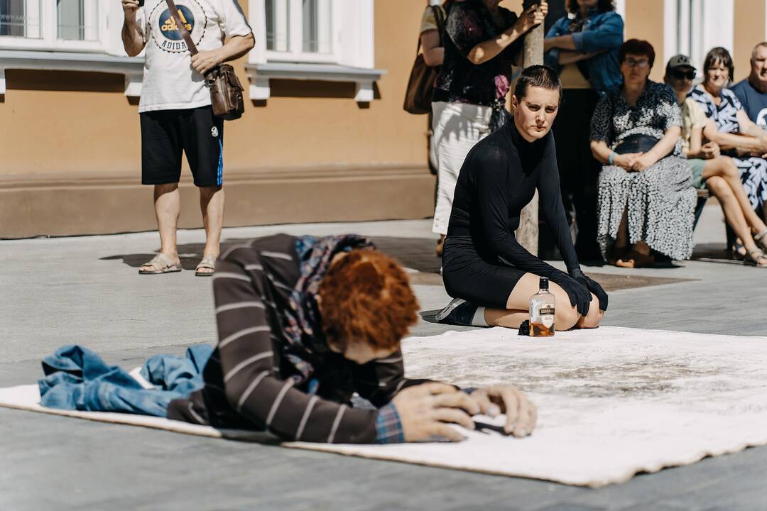 Žaizda: A.Muralytės pasirodymas įtaigiai pasakoja apie skausmingą žmogų ir jo santykius žudančių priklausomybių temą.