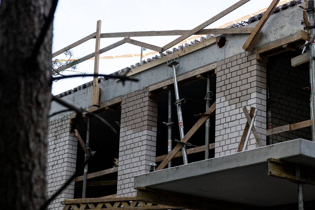 Statybininką sužalojo užkritusi betoninė plokštė