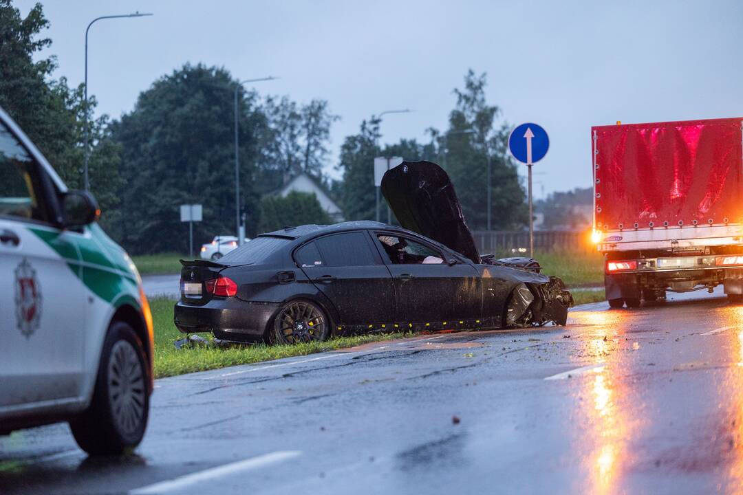 Jaunas policininkas sukėlė didelę avariją: sužeisti šeši žmonės, iš jų trys – vaikai