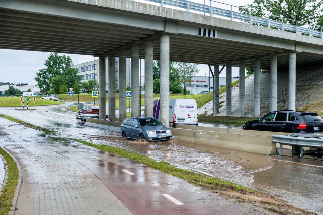 Kaune lietus užsėmė dalį gatvių