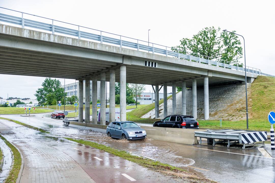 Kaune lietus užsėmė dalį gatvių