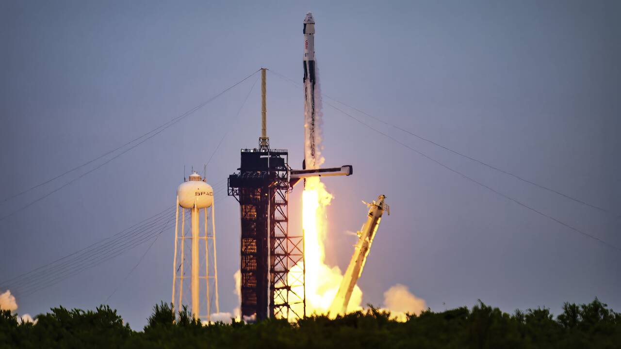 „SpaceX“ vos per 15 valandų nuskraidino į TKS keturis astronautus