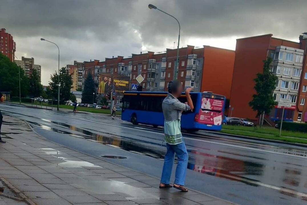 Pažadina: Ievos Simonaitytės gatvės gyventojai kiekvieną rytą pasitinka su tais pačiais garsais – ne žadintuvo, o nepažįstamo vyriškio dainomis.