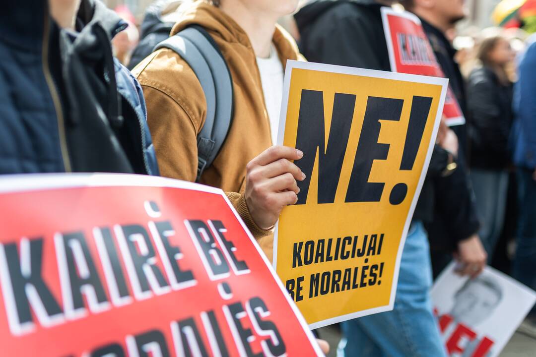 Protesto „Gėdos diena“ dalyviai prie Seimo