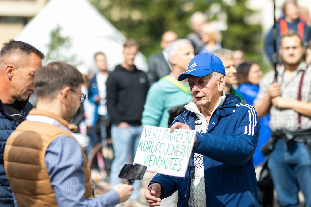 Protesto „Gėdos diena“ dalyviai prie Seimo
