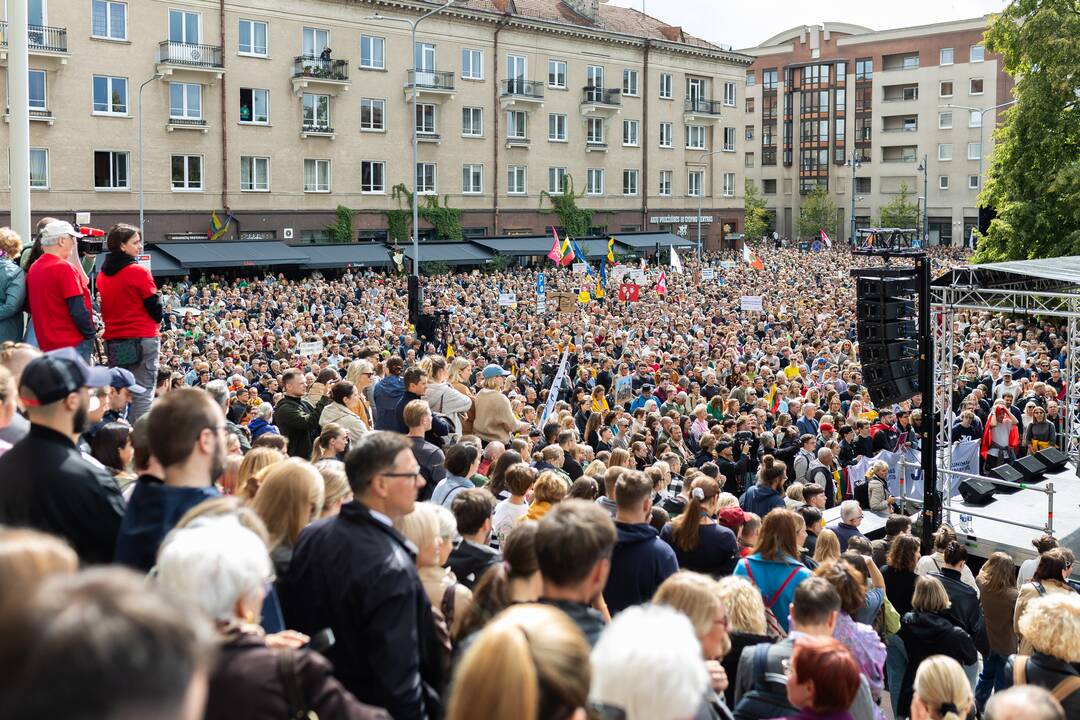 Protesto „Gėdos diena“ dalyviai prie Seimo