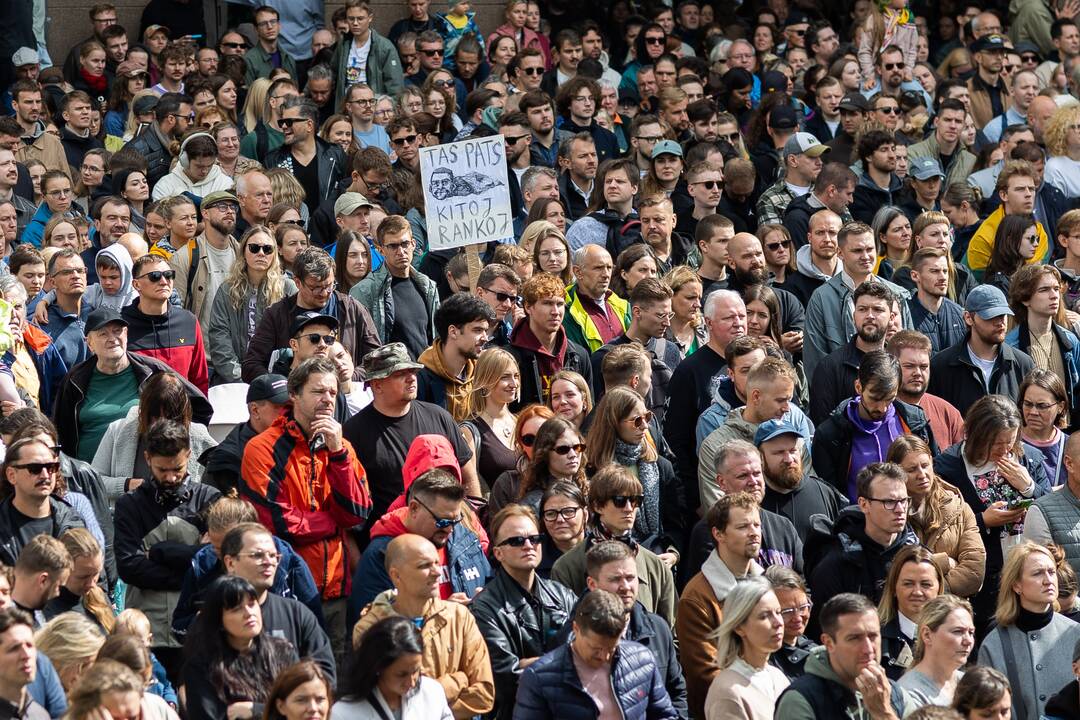 Protesto „Gėdos diena“ dalyviai prie Seimo