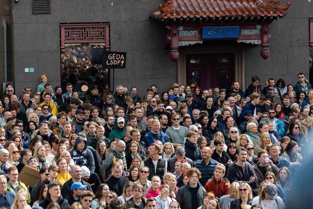 Protesto „Gėdos diena“ dalyviai prie Seimo