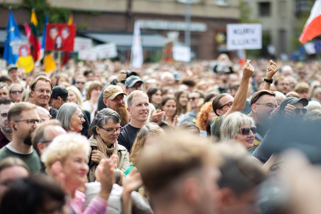 Protesto „Gėdos diena“ dalyviai prie Seimo