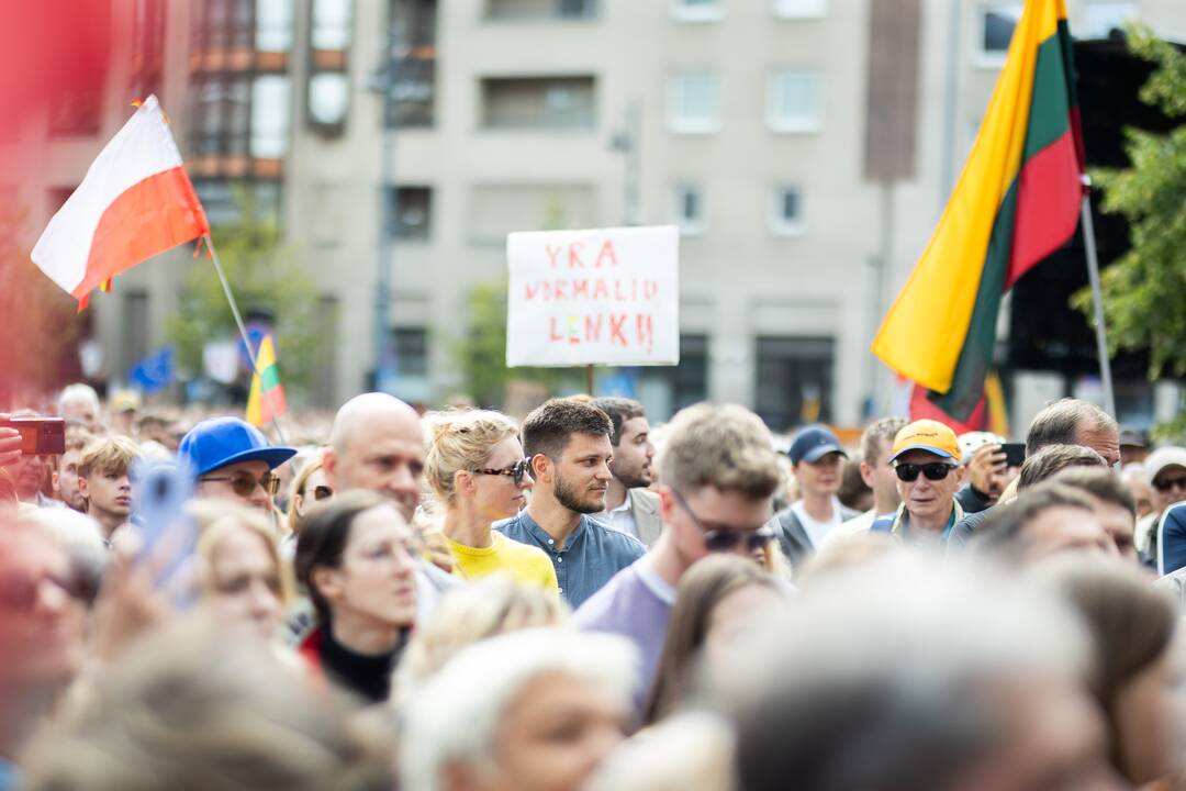 Protesto „Gėdos diena“ dalyviai prie Seimo