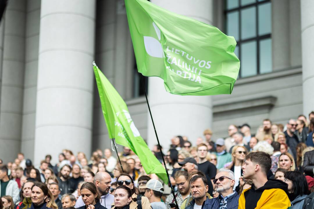 Protesto „Gėdos diena“ dalyviai prie Seimo