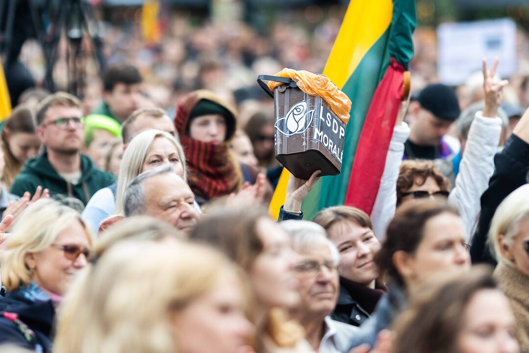 Protesto „Gėdos diena“ dalyviai prie Seimo