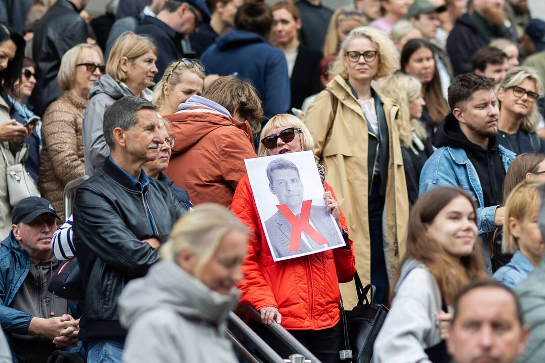 Protesto „Gėdos diena“ dalyviai prie Seimo