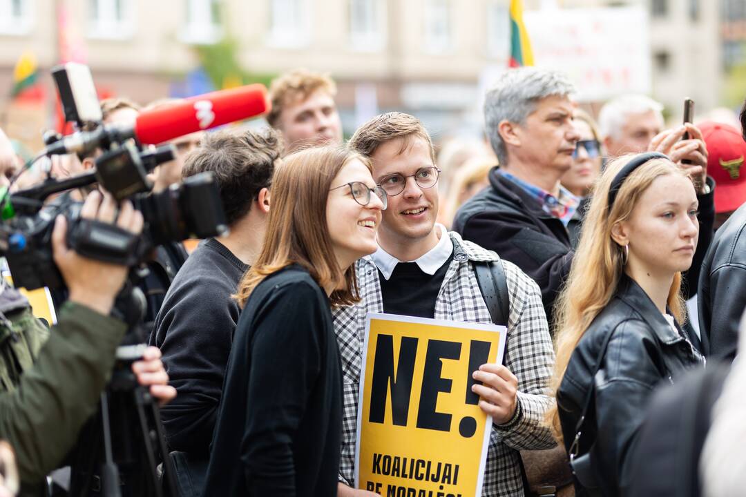 Protesto „Gėdos diena“ dalyviai prie Seimo