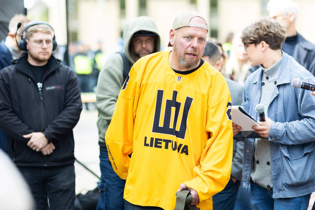 Protesto „Gėdos diena“ dalyviai prie Seimo