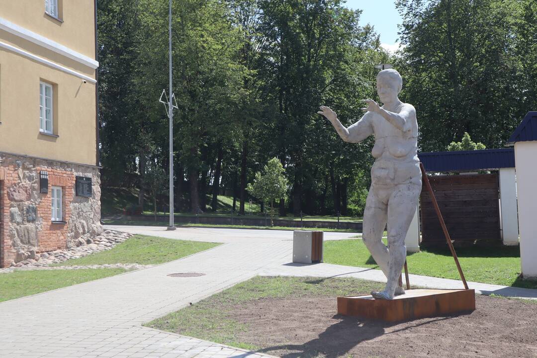 Zarasuose atidengta du kartus apgadinta Mykolo Saukos skulptūra