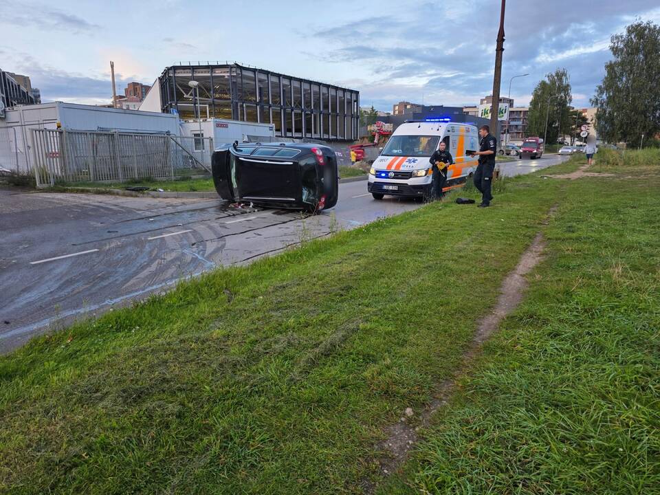 Sostinėje apsivertė automobilis: vairuotojas išgabentas į ligoninę