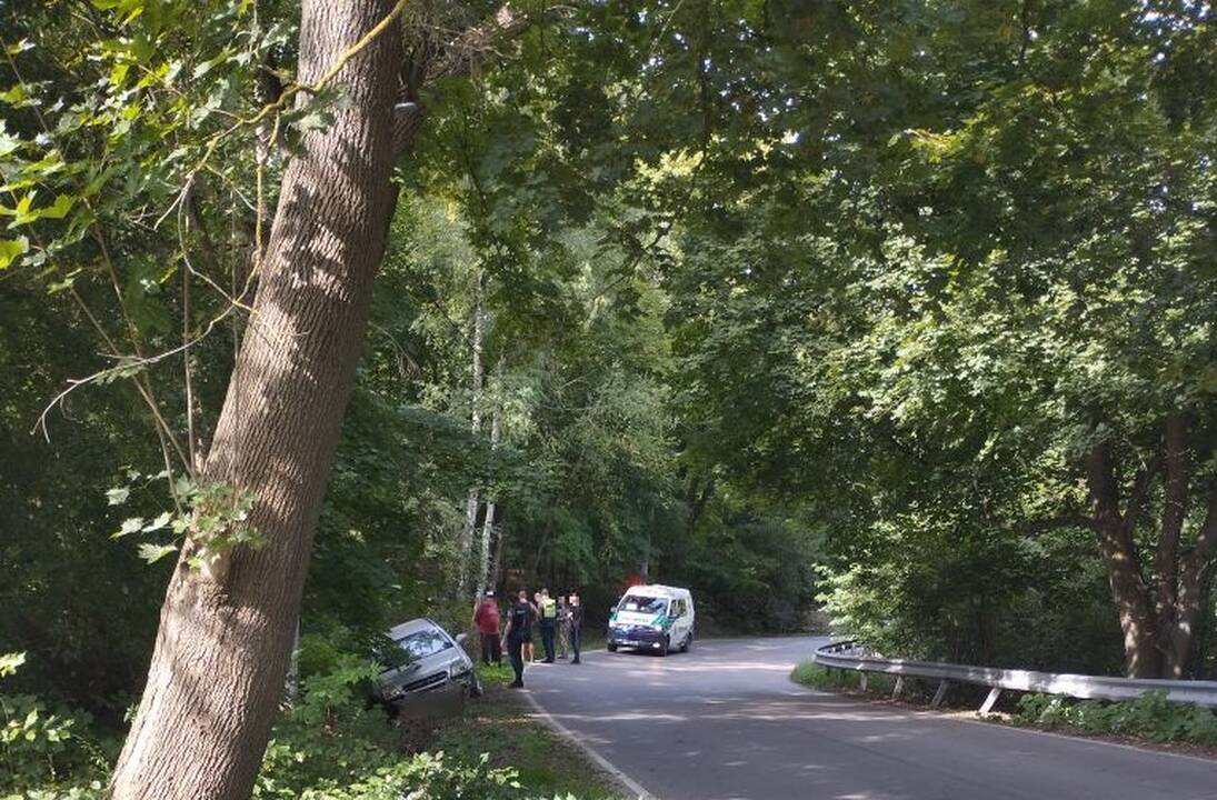 Titnago gatvėje – girto vairuotojo skrydis į griovį